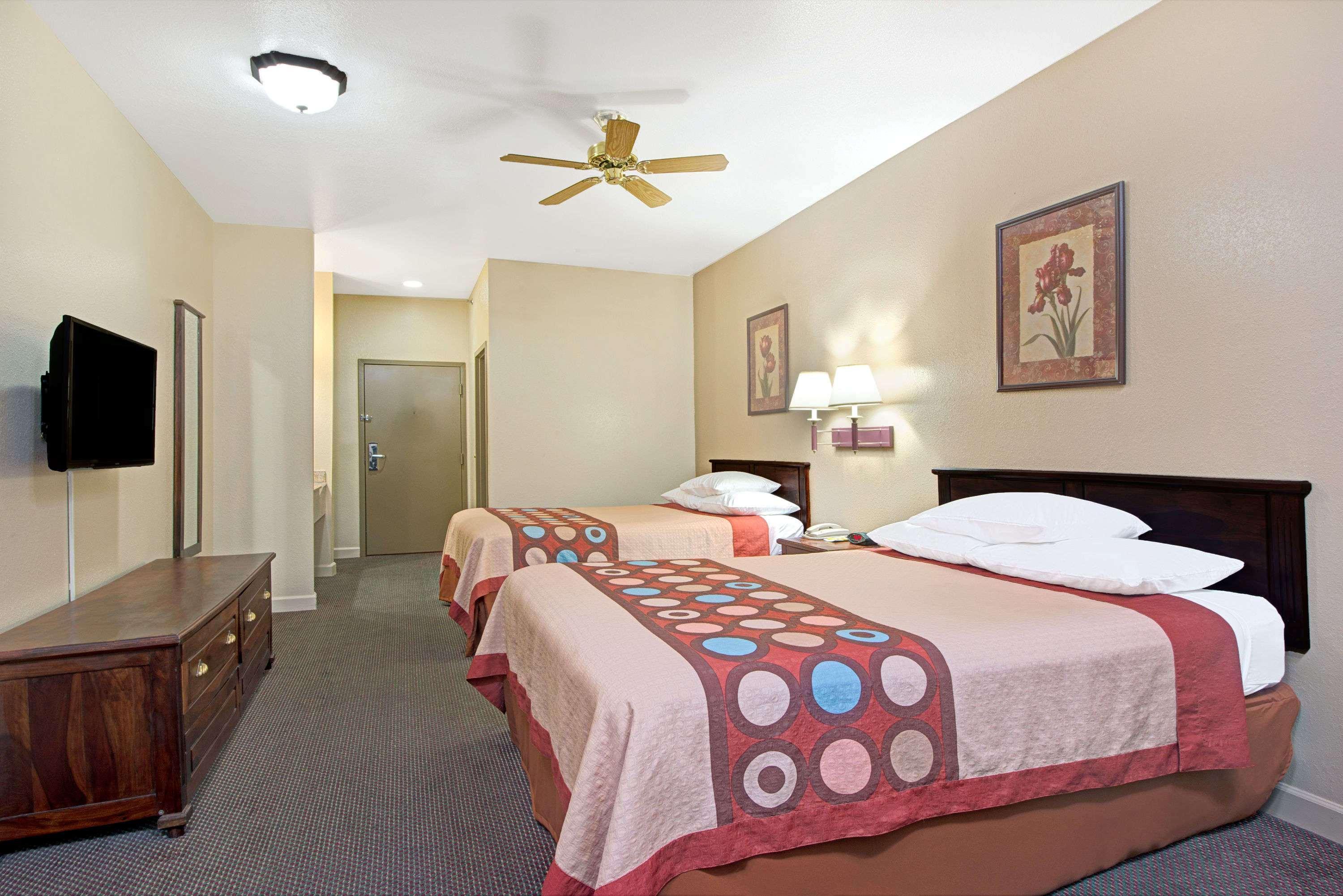 Super 8 By Wyndham St. Louis Airport *