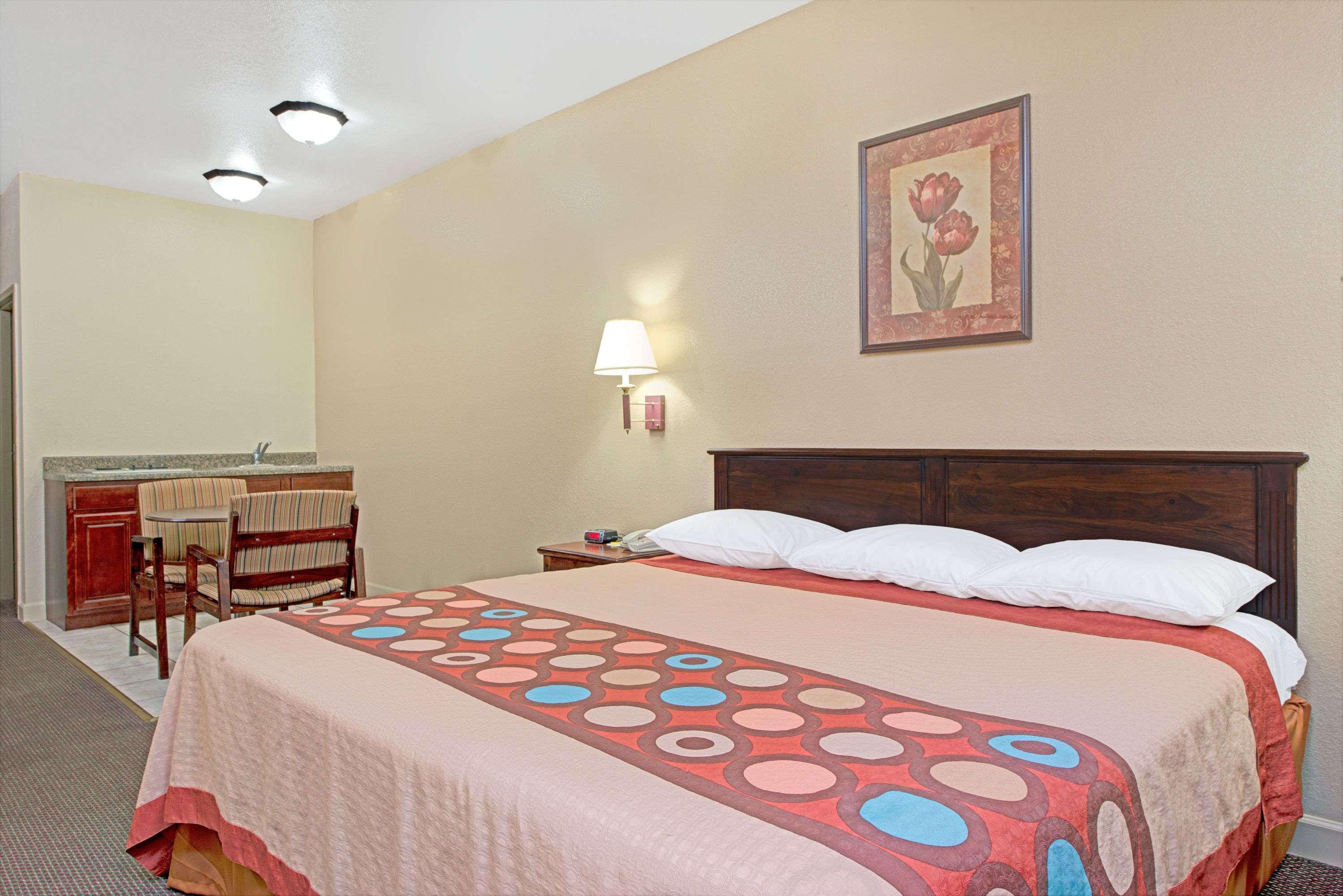 Super 8 By Wyndham St. Louis Airport * Woodson Terrace