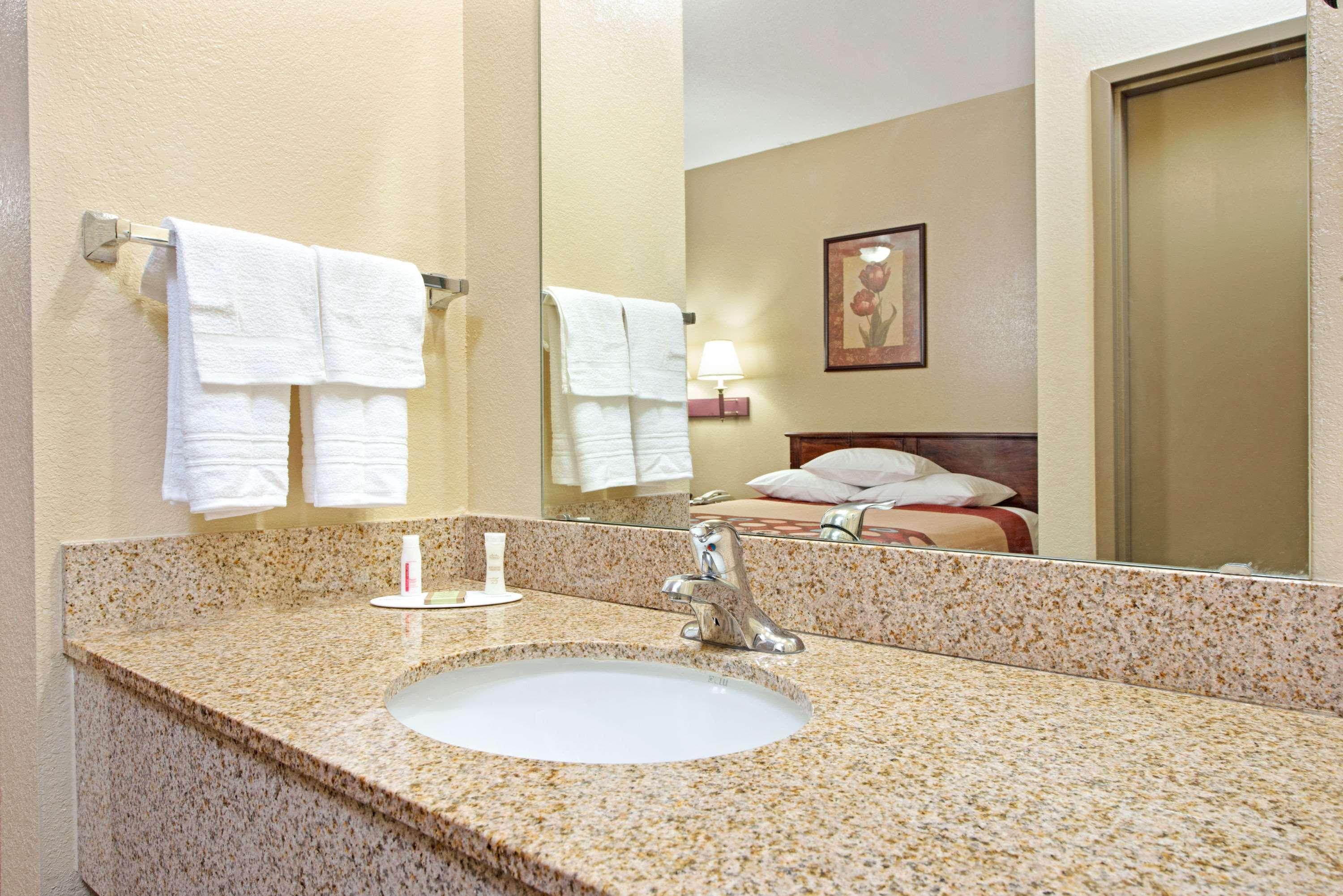 Super 8 By Wyndham St. Louis Airport *