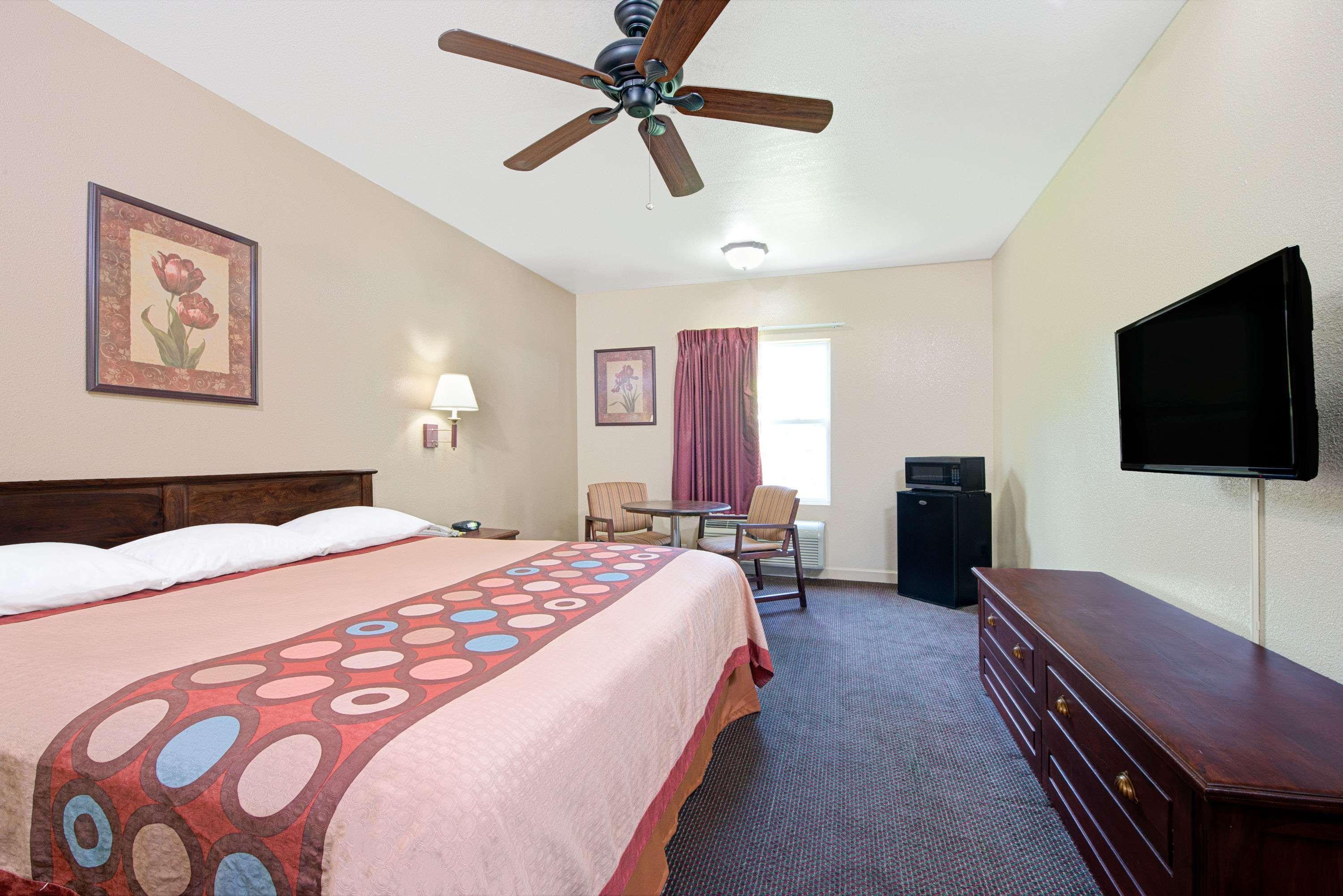 Super 8 By Wyndham St. Louis Airport Hotel *