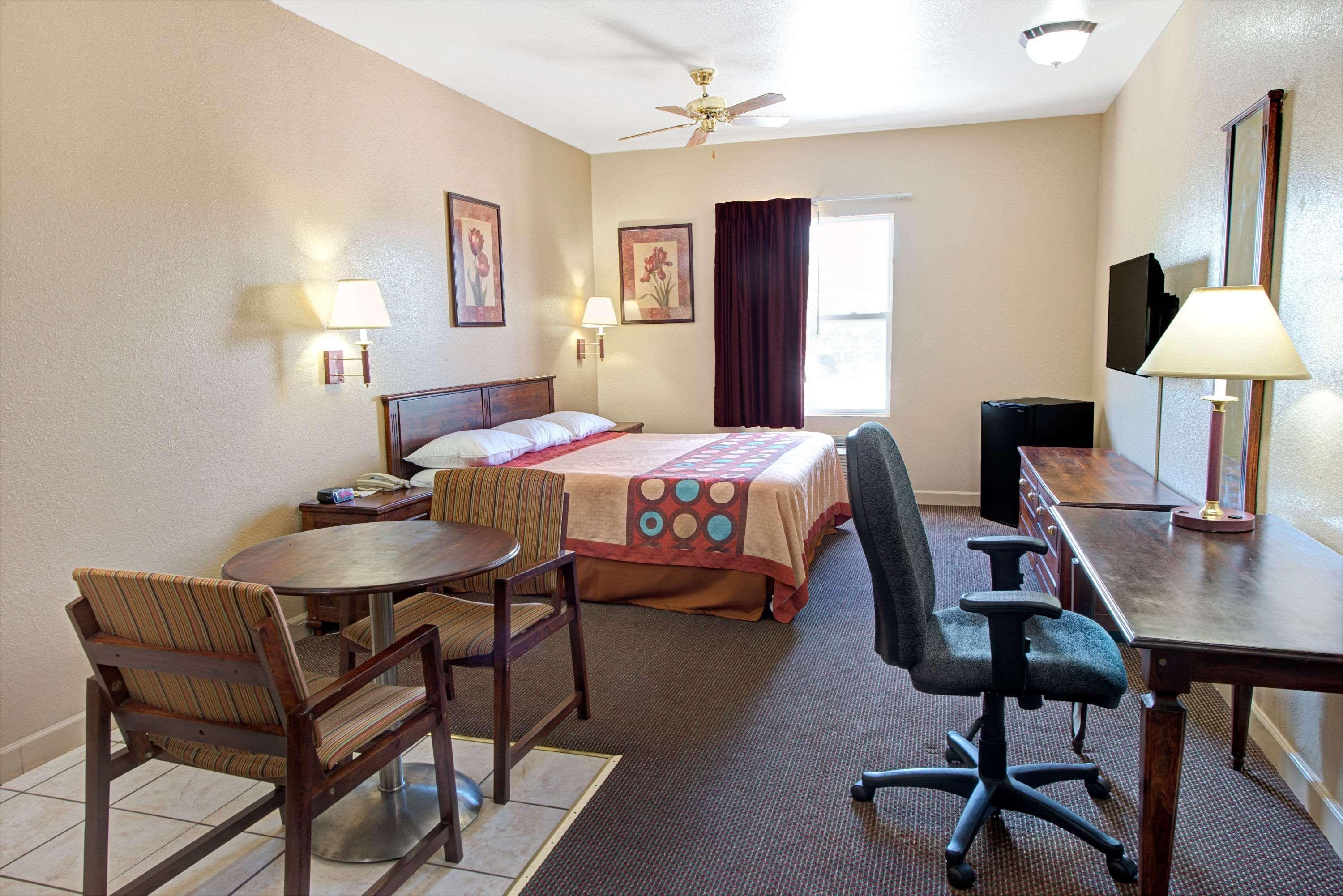 Super 8 By Wyndham St. Louis Airport *