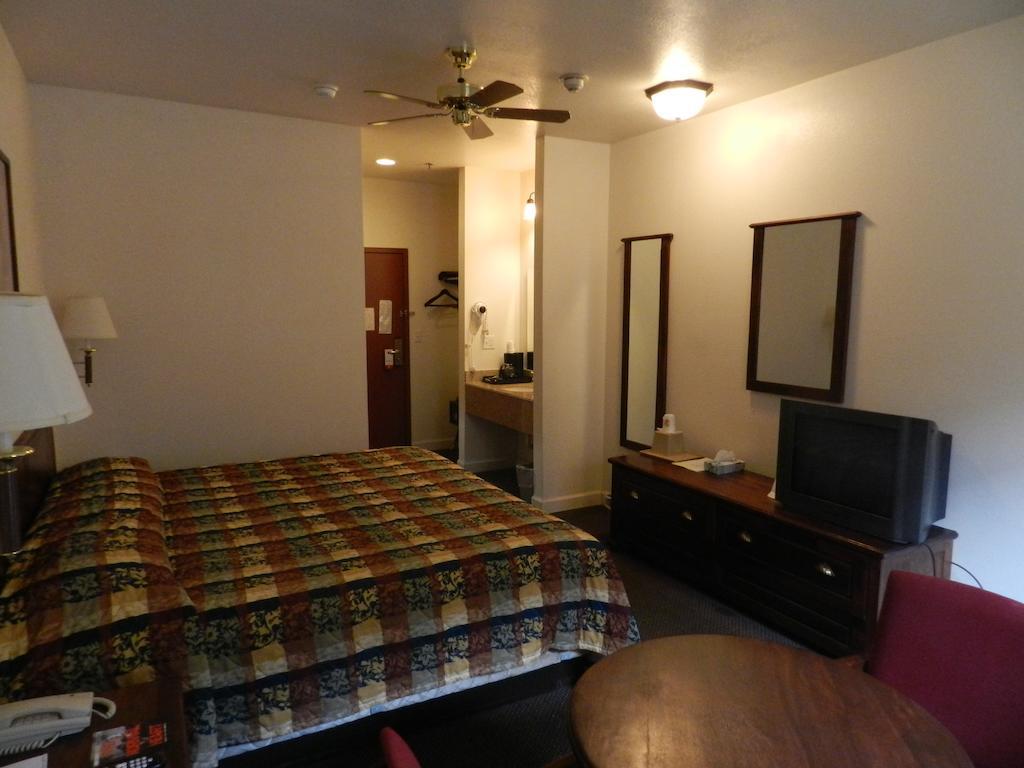 Super 8 By Wyndham St. Louis Airport