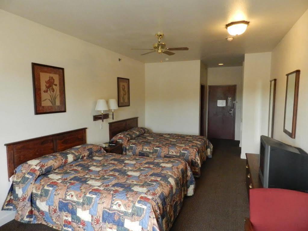 Super 8 By Wyndham St. Louis Airport Hotel